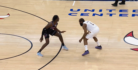 有多久没看到哈登这种急停后仰中投了？与公牛比赛最后31.7秒，哈登弧顶持球一通