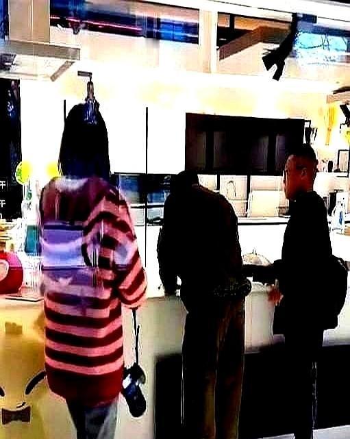 谢霆锋又上热搜了，不是因为新片，而是因为他陪娃的方式。他没时间天天守着，但把时