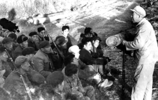 1967年3月，南横林子俱乐部召开了一场大会，八五二农场场长黄振荣大校被押上台。