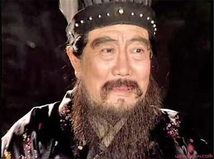 董卓被杀的下场真的凄惨到超出演义描写，天一亮头就被悬在国门示众。正史里他根本不