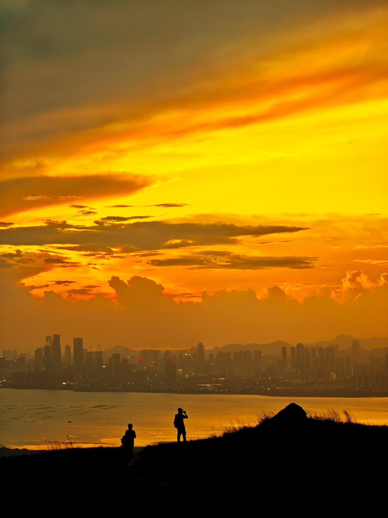 人生在世，怎能不去香港看一次绚丽的日落呢？香港鸡公岭日落美景就在眼前在香港看