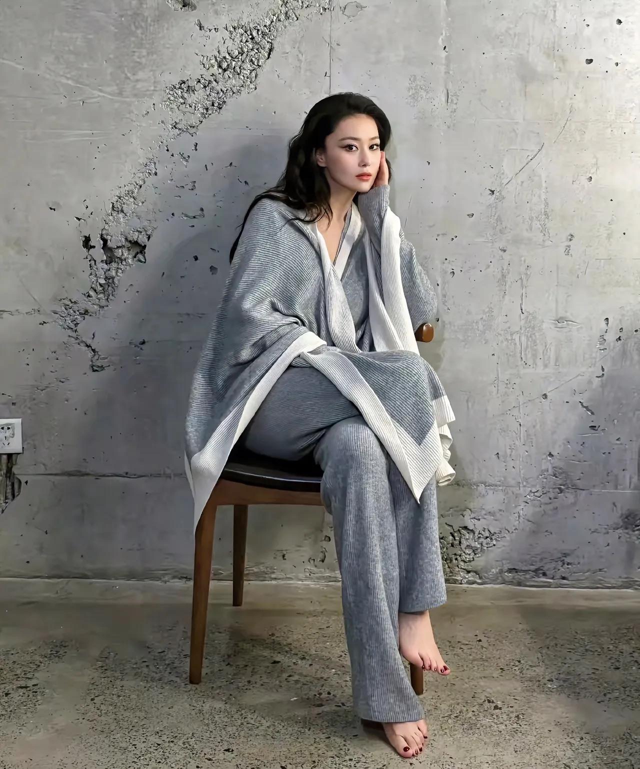 张馨予，脚上要是穿上鞋就更好了。