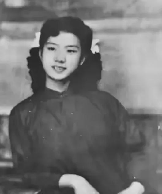 1949年，特务头子毛森，抓捕了一个交际花小姐，审讯时，毛森用刀划开她的衣服，轻
