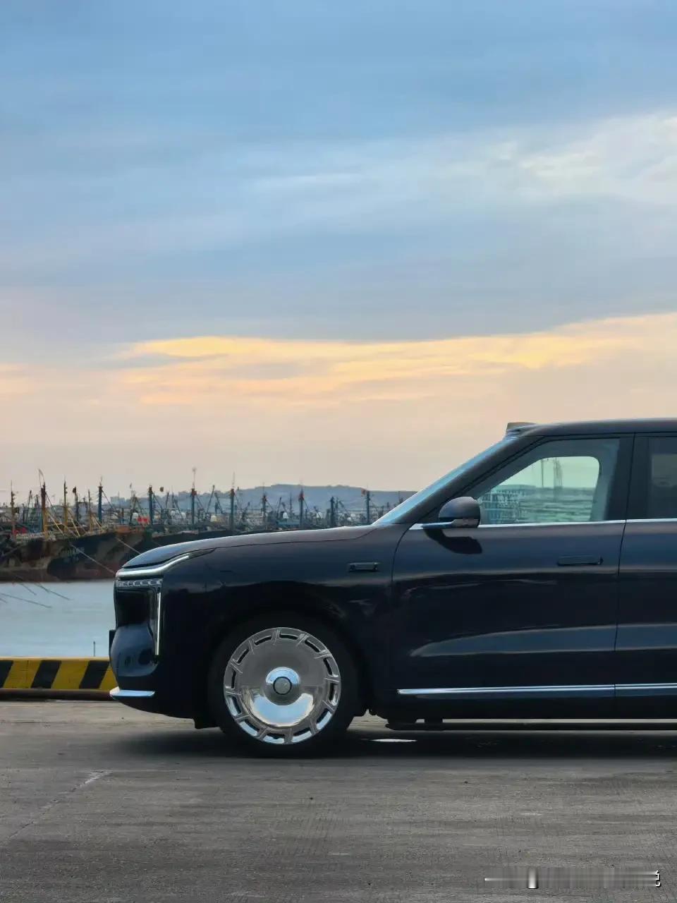 上汽旗舰智己LS9闪亮登场啦！它可是五门六座的大型SUV，堪称30万级大六座里的