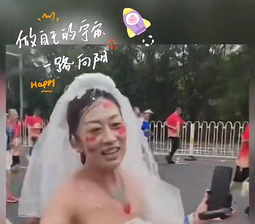 42公里的汗，输给一件抹胸？跑马十年的老炮看哭了刷到太马姑娘穿超低抹胸跑步
