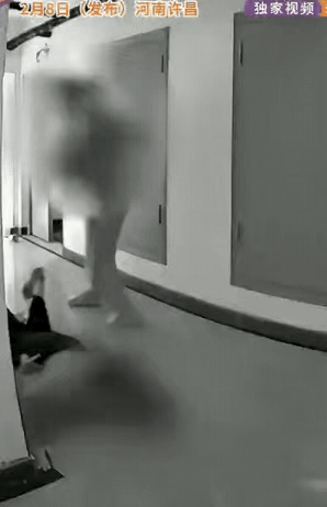 “枉为人父！”河南许昌，一男子带娃，他图省事，让6个月的女儿看电视，妻子怕影响孩