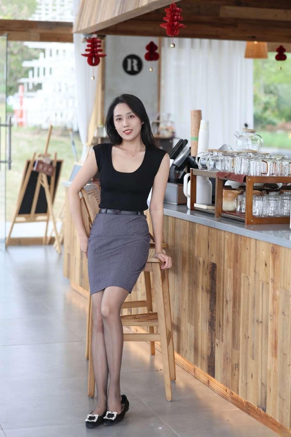 这套是“轻熟通勤风”穿搭，兼顾干练与温柔，适配多场景：-内搭选了黑色无袖