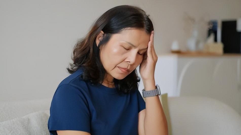 53岁女子，晨起脑梗去世，提醒：晨起不要做4件事，加大脑梗风险!清晨在心脑血