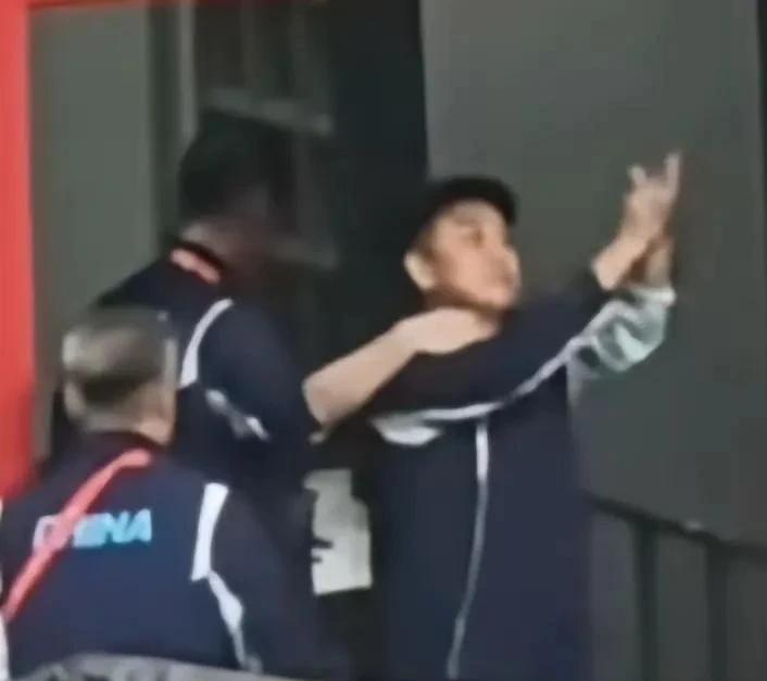 看个比赛，差点看成一场闹剧。王楚钦0比4输给林诗栋那天，冠军悬念早已终结——国