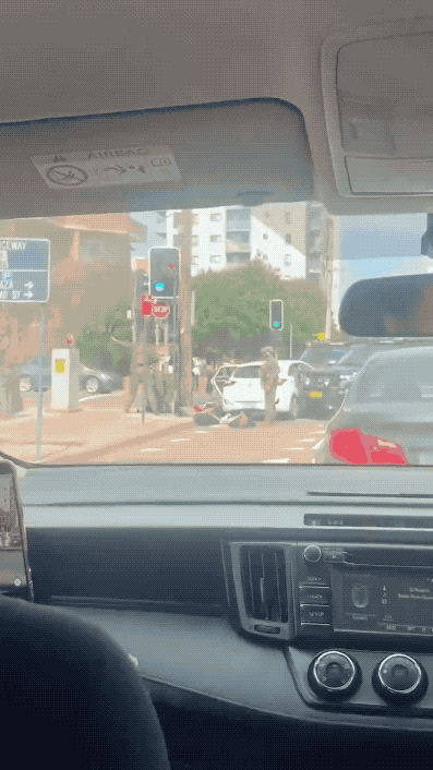 澳大利亚已经杯弓蛇影：大街上围堵抓捕7名暴力分子，内部全是敌人了？在邦迪海滩枪击