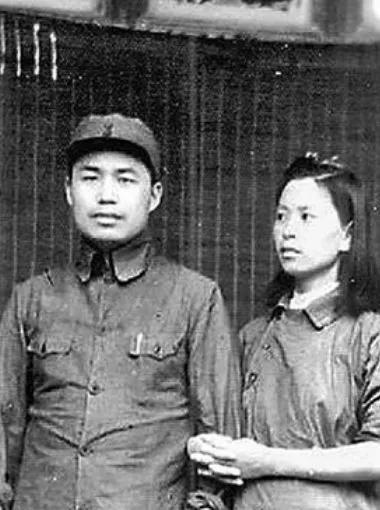 1969年，许世友将军到中南海向毛主席汇报工作，许世友对毛主席提议说：“有几个在