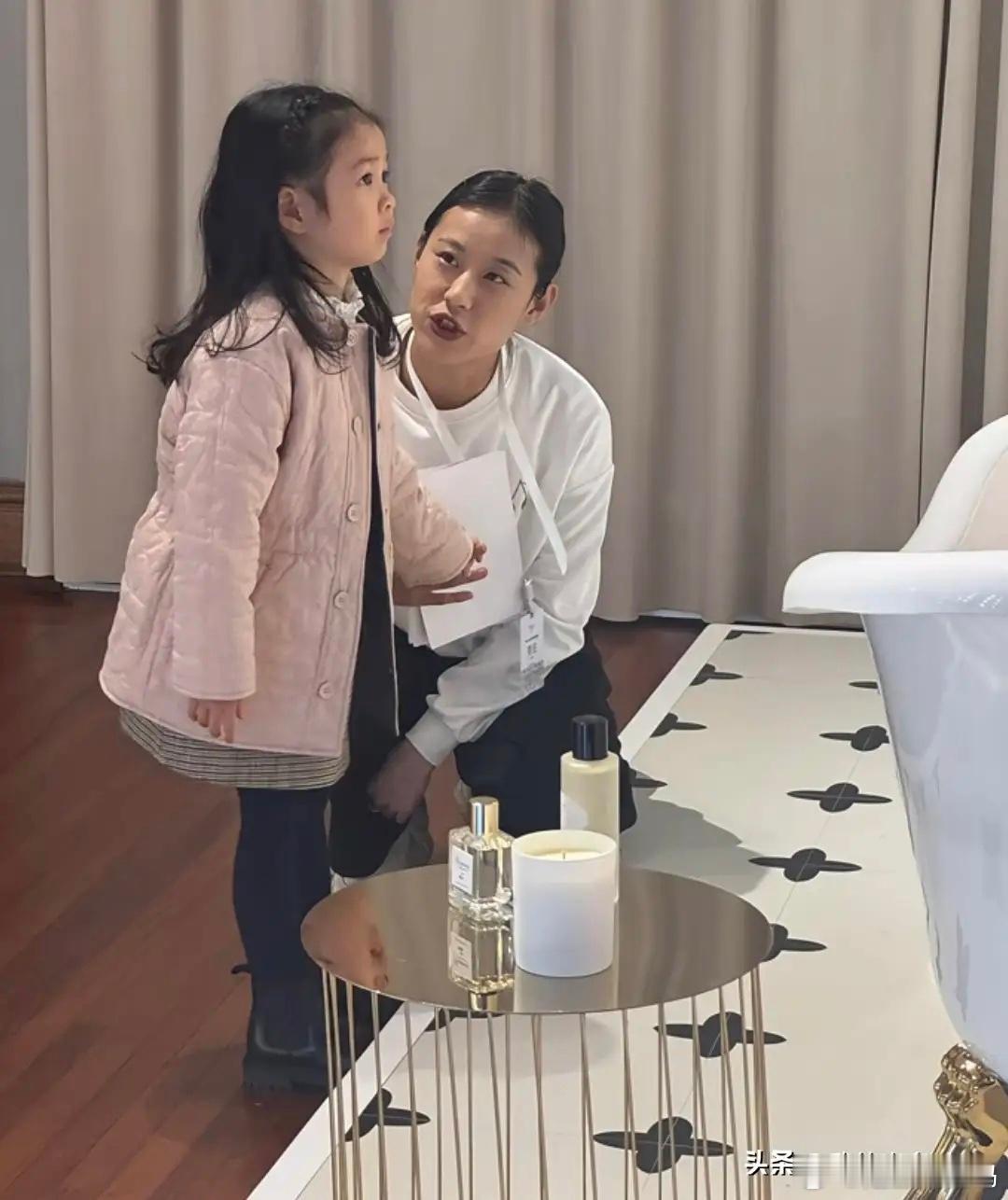 王阳老婆参加活动，43岁高斯小v脸好年轻，5岁女儿大眼睛像妈妈！