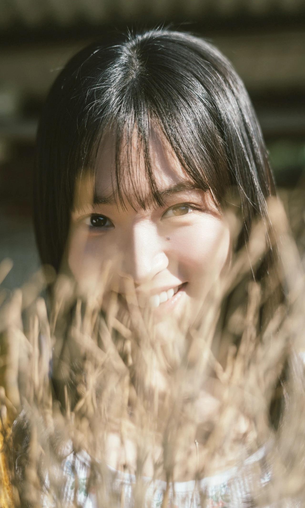 阳光下的微笑，少女与田野的浪漫邂逅。完美少女大头贴美少女写真人像摄影