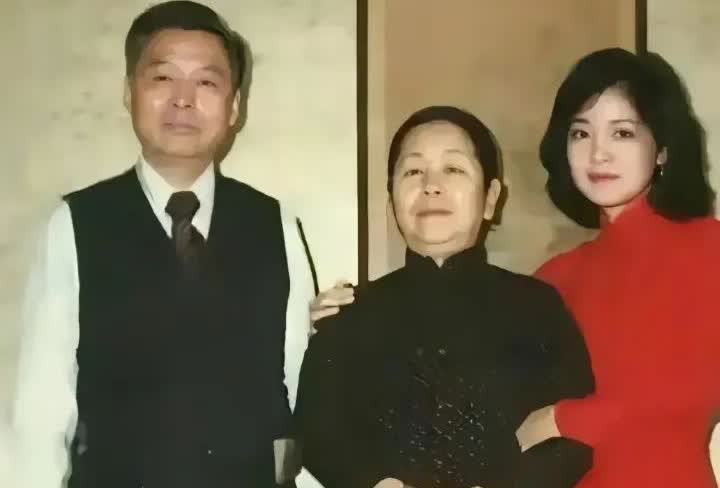 1975年，22岁的邓丽君和父母的一张留影，当时年轻的她一身红色连衣裙靓丽而妩媚