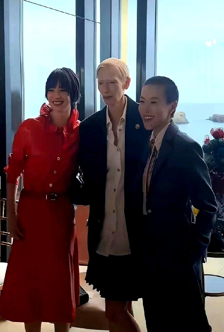 还得是王菲的女儿，窦靖童。法国香奈儿大秀，全球明星卯足了劲比美。日韩女星华服
