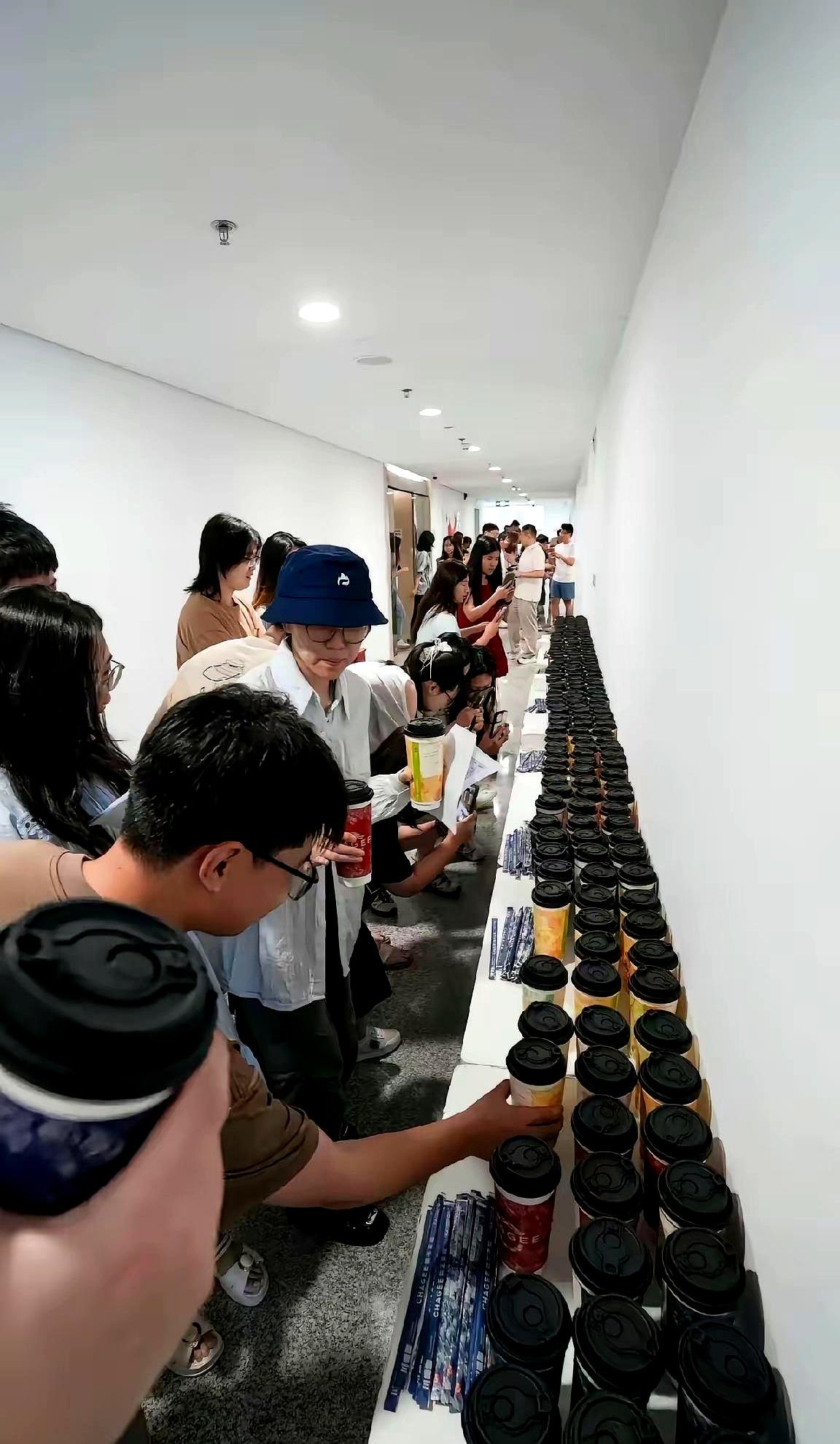 张雪峰离开的第138天，最先出手的不是悲情戏码，而是他妻子。11岁的小女儿拿着