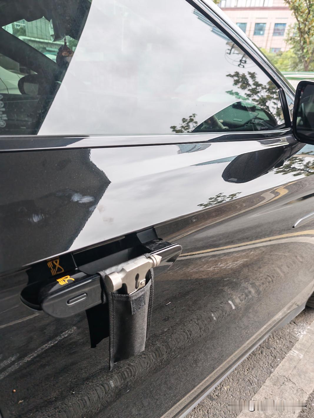 看见路边停的这个比亚迪汉的车主的神操作。车主很细心，考虑的很周到，有备无患。