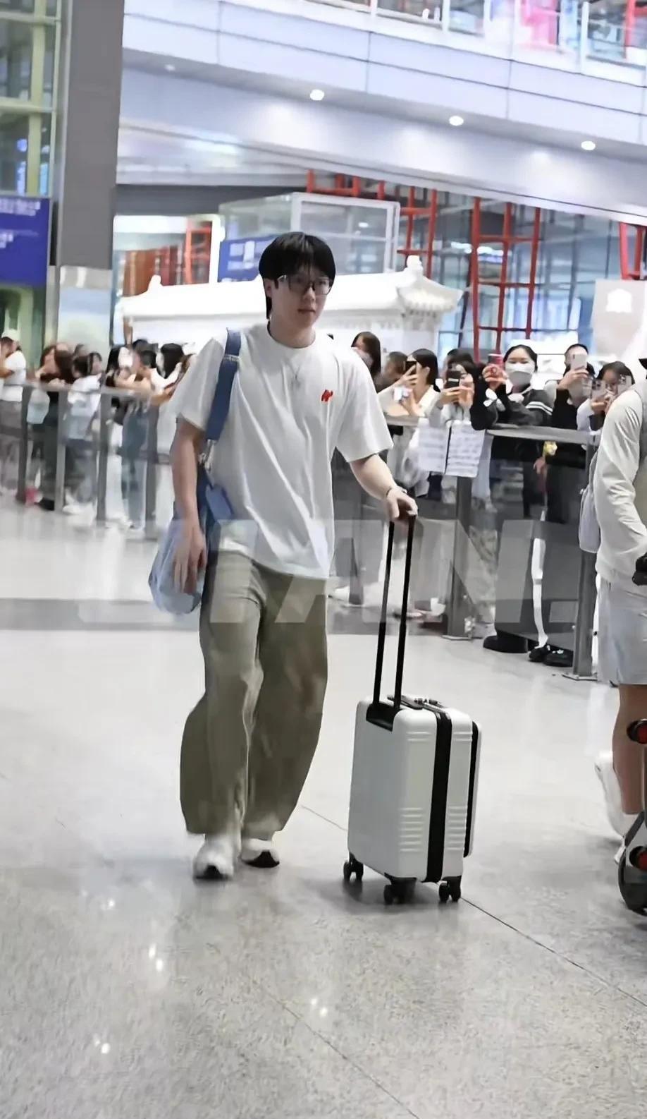 哥是坐飞机时间长水肿了吗？胃都鼓出来了这个胃不会也是广告位吧！有人说腹
