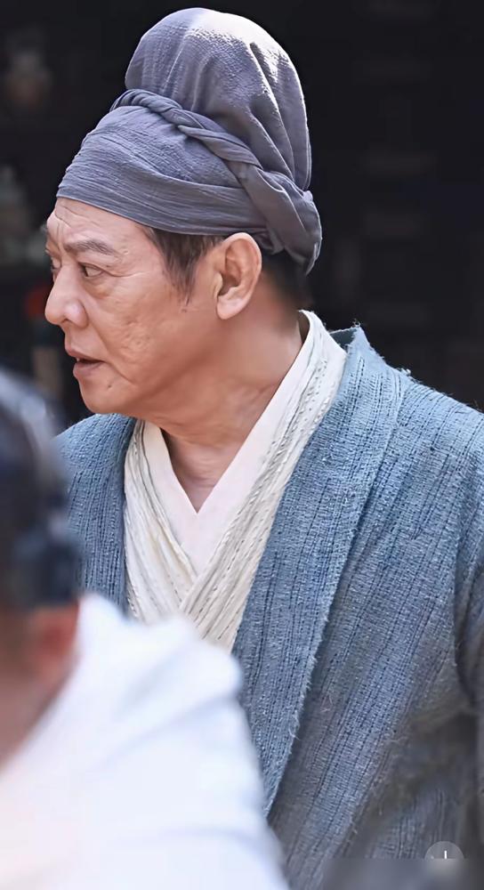 李连杰不装了？零片酬扎进短剧剧组，毕恭毕敬管一帮新人叫“前辈”，到底图什么？