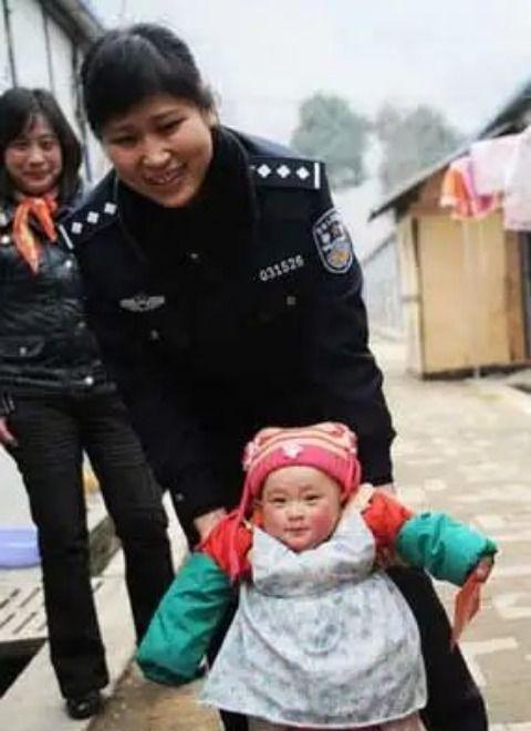 2008年，汶川女警揭衣露乳哺育9婴，归来连升四级，最后结局泪目！麻烦各位读者