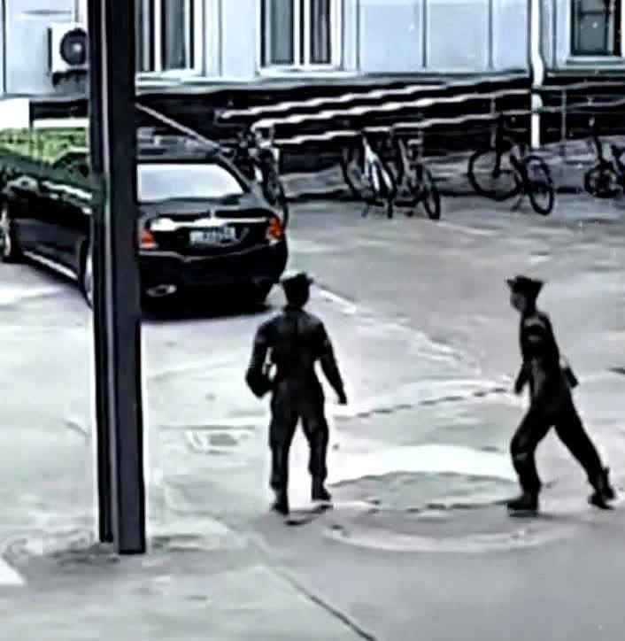 胆大包天！浙江金华，2名武警正巡逻，突然从街上传来呼救声，2人二话不说就