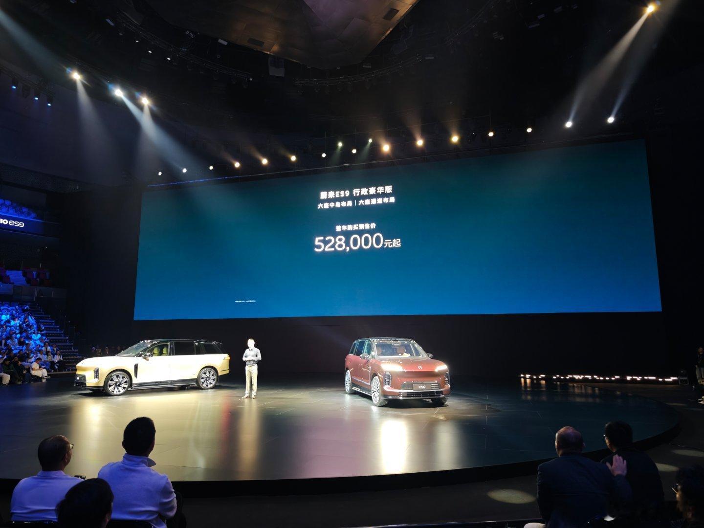 预售价52.8万起，租电后来到42万起，标配了：-线控转向-双腔空悬+CDC