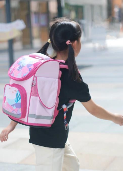 “冤不？”山西运城，39岁男子街上拦下11岁女孩，手搭她后背、臀部把人拽过来，拉