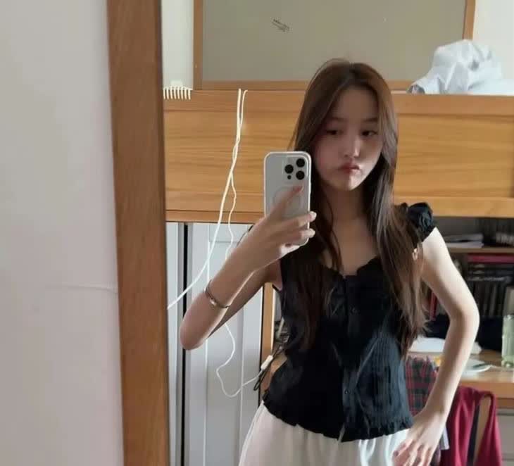 这竟然是赵薇的女儿小四月！！！已经完全没有了小时候的影子[汗]之前赵薇出事
