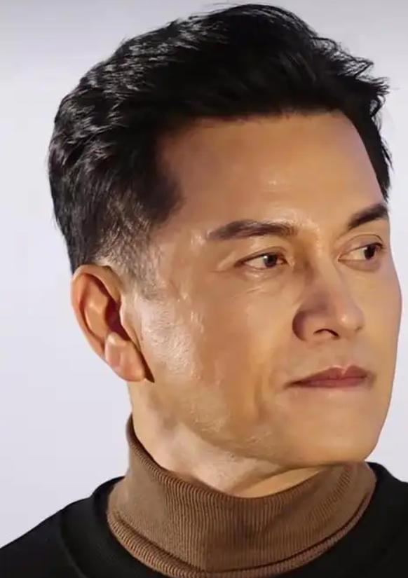 1996年，吕良伟正准备迎娶邝美云，本以为得先和周海媚办个离婚。谁知他去办手续时