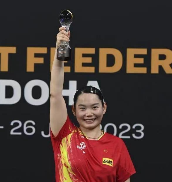 简直不敢信！28岁黄金年龄，当了十年陪练还不退役，就为了给孙颖莎当“绿叶”，这种