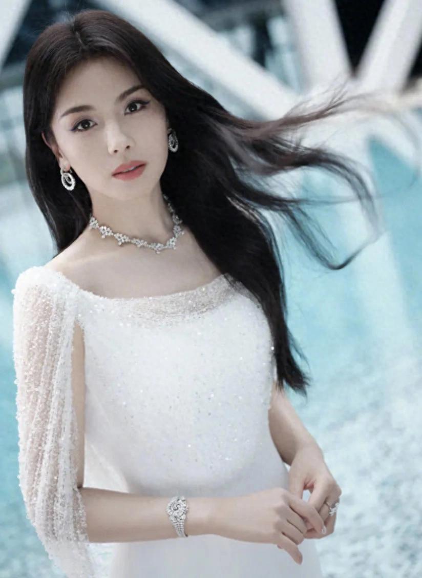 女星刘涛优雅时尚风采：端庄大气！