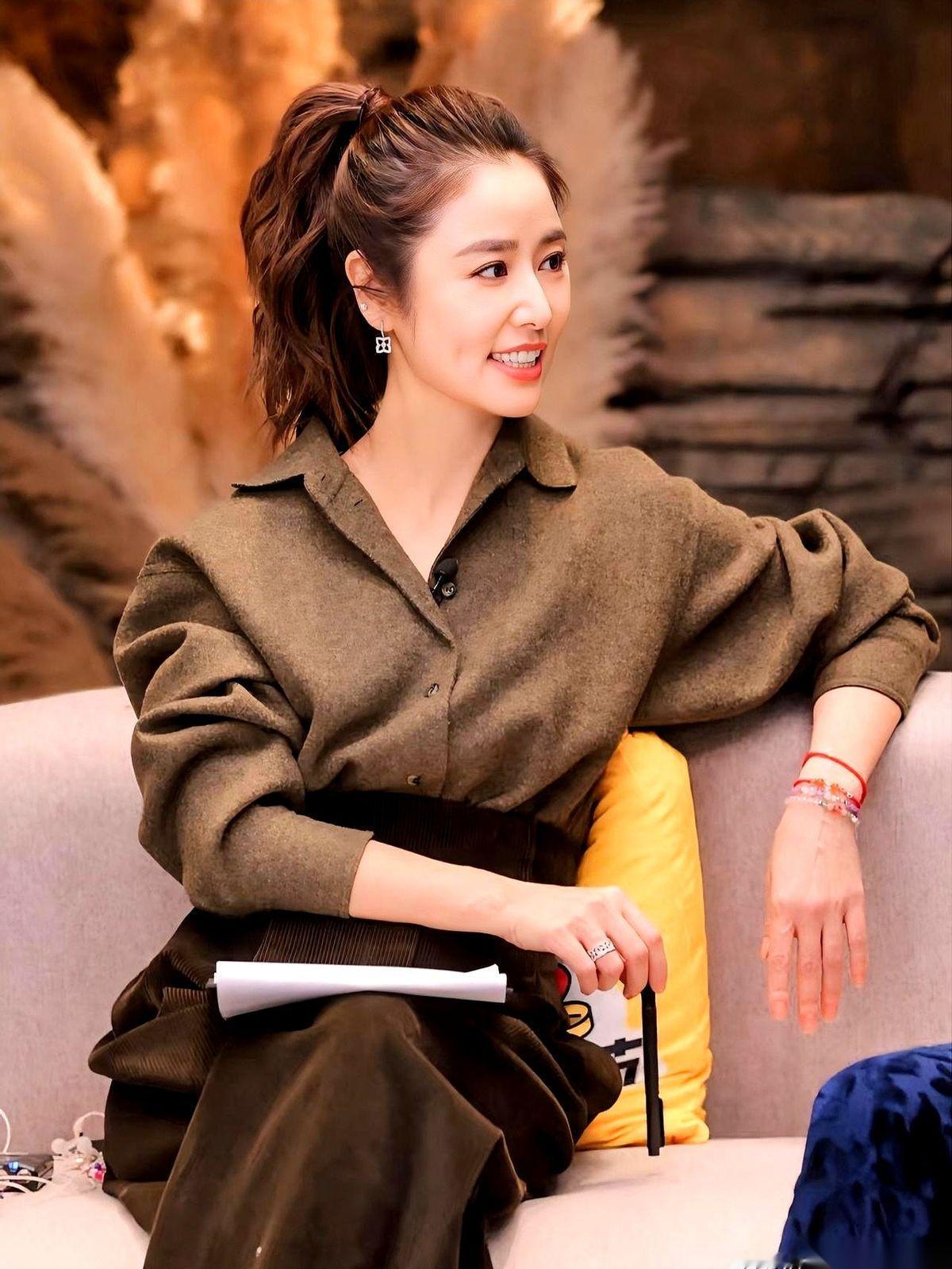 全场都在为他和胡歌的“兄弟情”尖叫。可谁又注意到了，他的眼神，几乎就没从旁边的