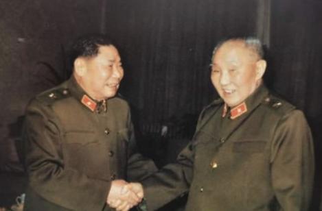 1991年，80岁的杨得志参加老红军聚会。可到了现场，他却迟迟不肯入座。组织者顿