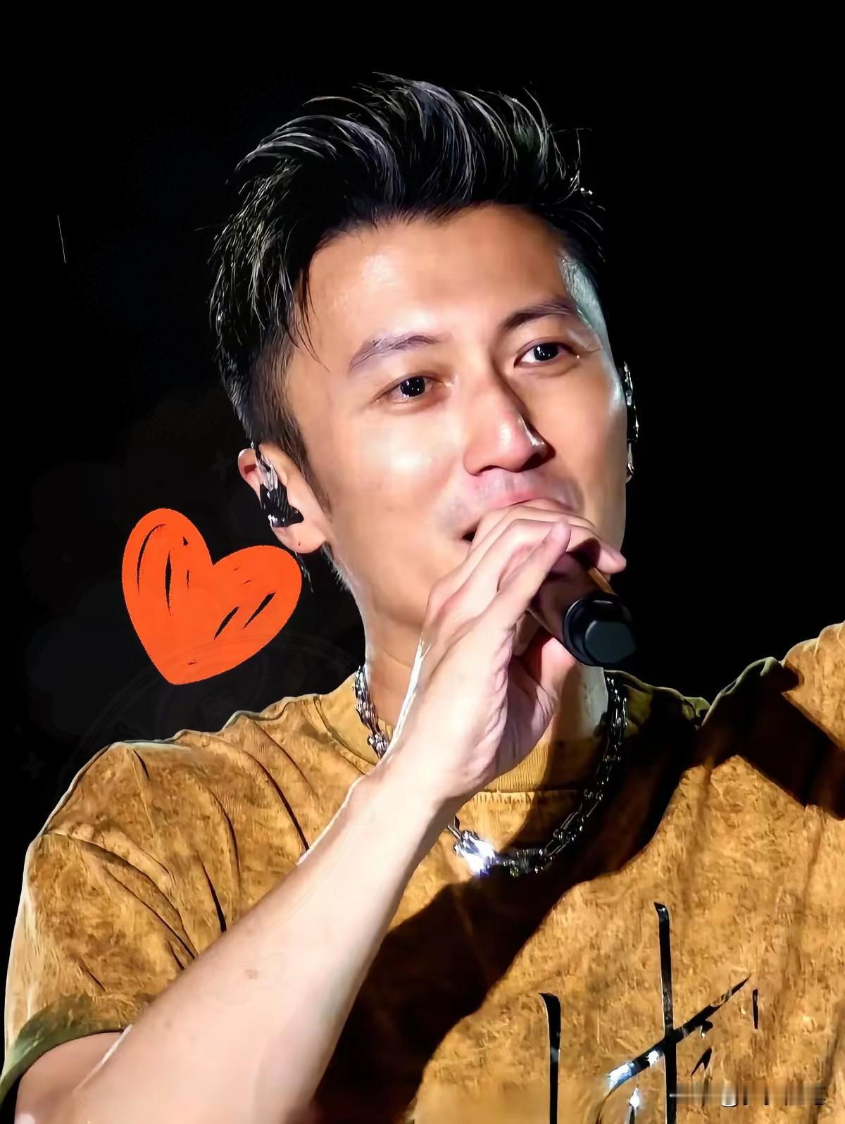 谢霆锋公司沉默了，霍汶希沉默了！谢霆锋在演唱会淋雨足足两个半小时，转身就换了一
