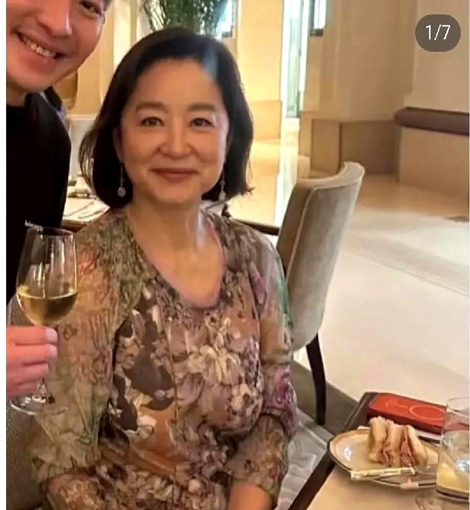 林青霞吃饭被偶遇，70岁没有整容选择优雅老去。很多年了总是见她一个人，看不见她