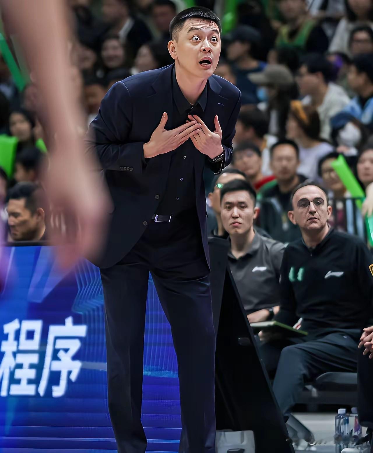 三连败！辽宁客场90:93不敌深圳，杨鸣或主动求变。辽宁新赛季三连败已创近5