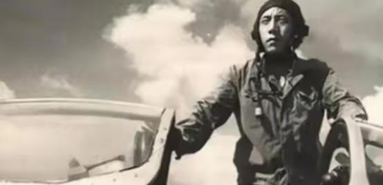 1990年，中国飞行员王宝玉开着飞机叛逃苏联，苏联答应送他去美国，然后给王宝玉戴