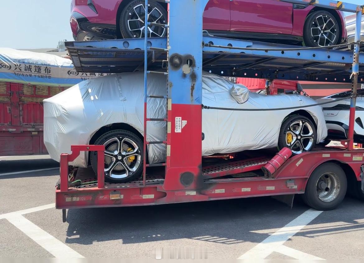 运往各地小米YU7的车，路上是越来越多了。​​​