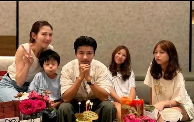 一家五口挤在80平的香港房子里，孩子睡上下铺，当妈的连保姆都不请，自己上手带仨娃