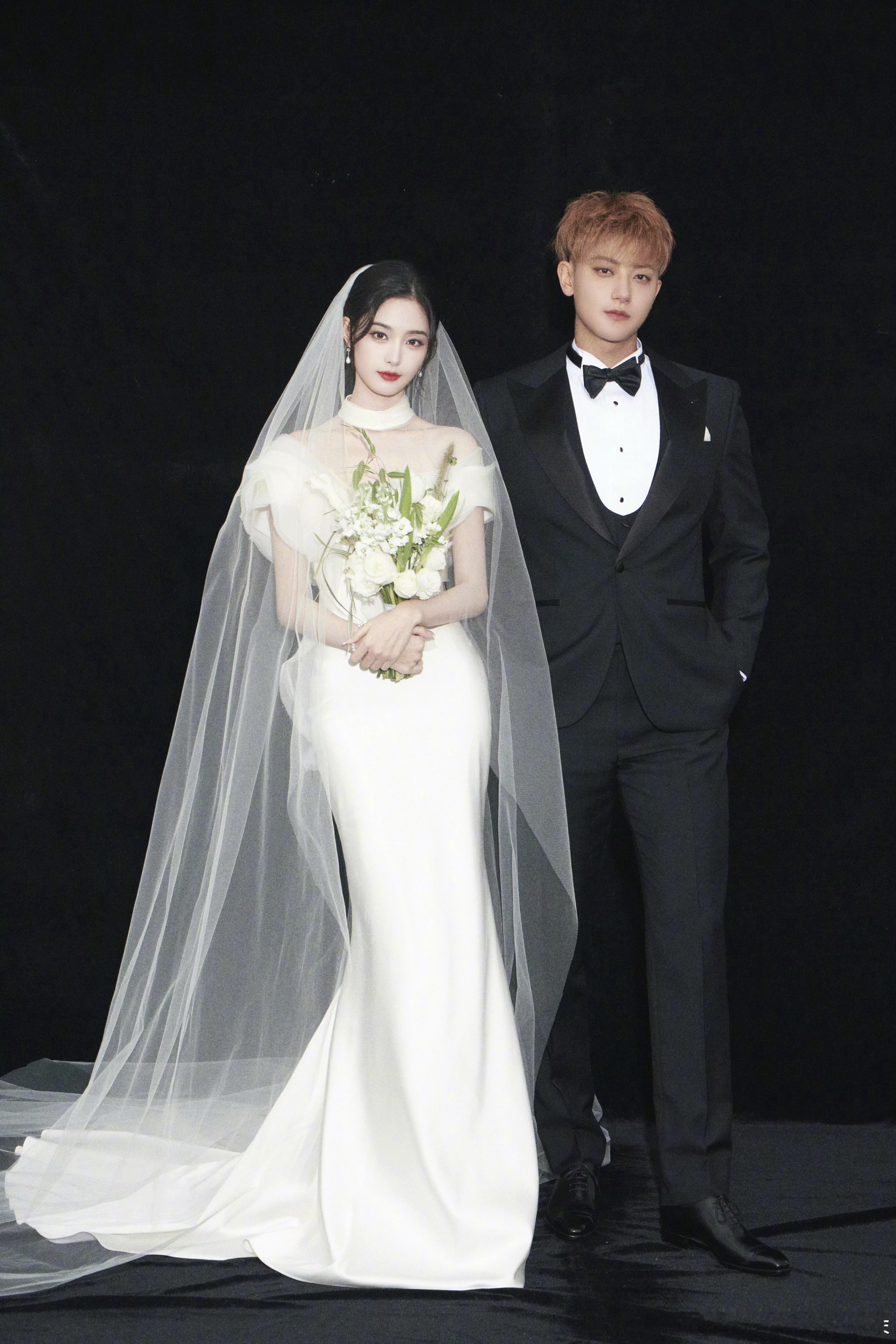 黄子韬徐艺洋接吻婚纱照笑死了这俩人不管是证件照还是婚纱照都不能放弃自己最好看的