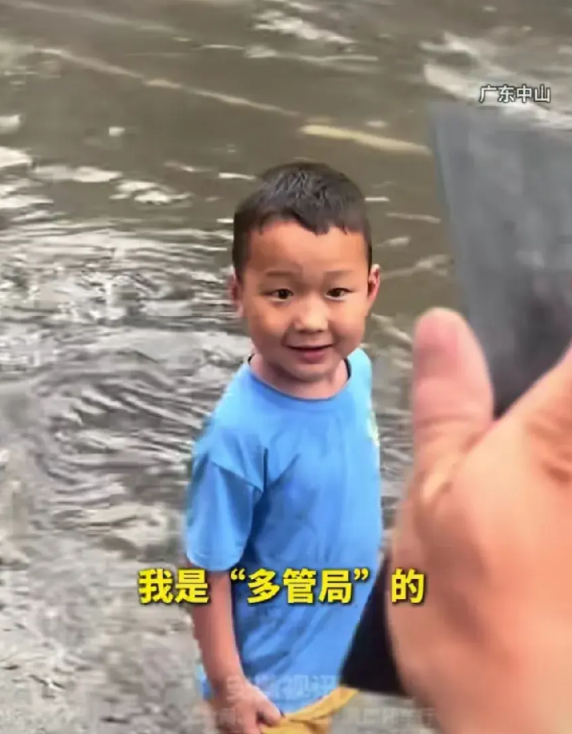 笑死了！广东中山陆先生在台风天气发现一个小男孩在外面玩耍，于是随手掏出“驾驶证”