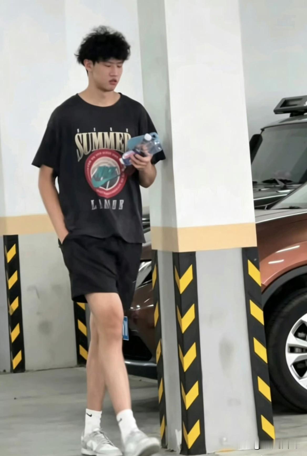 广东宏远男篮黄明依最新消息！7月29日，广东宏远男篮小将黄明依远赴美国特训回来