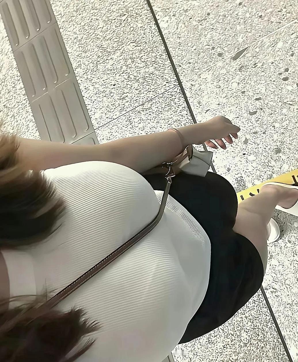 老公新买的衣服，是里边的那一件，非得让我穿上，我也是拗不过他！我感觉，白色的