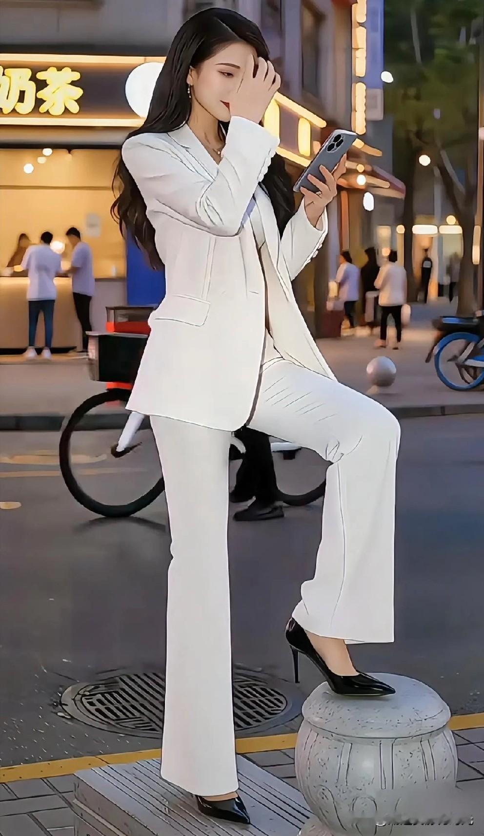 都市白领的优雅瞬间，白色西装搭配高跟鞋，时尚感十足！👠✨