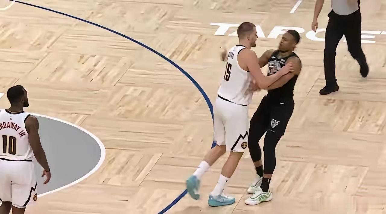 NBA你说约基奇输得起吧？他在比赛中跟个名不见经传的克拉克冲突！你说他输不起吧？