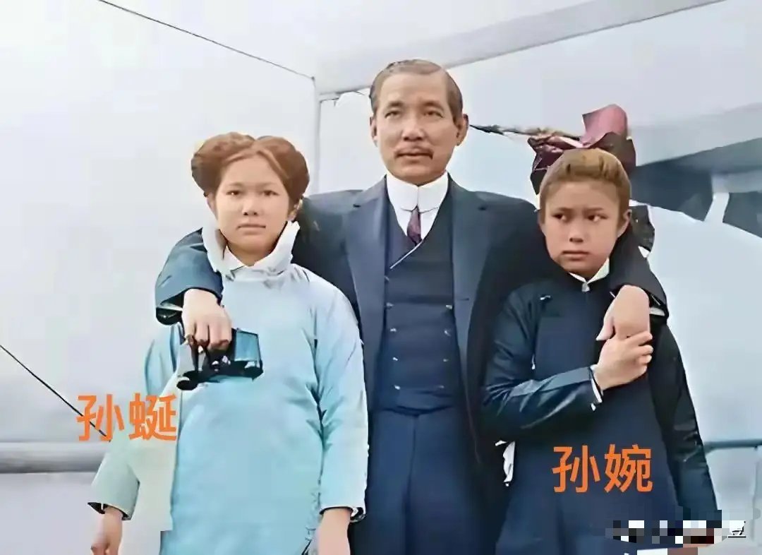 1913年，孙中山在轮船甲板上与长女孙娫、次女孙婉的一张留影