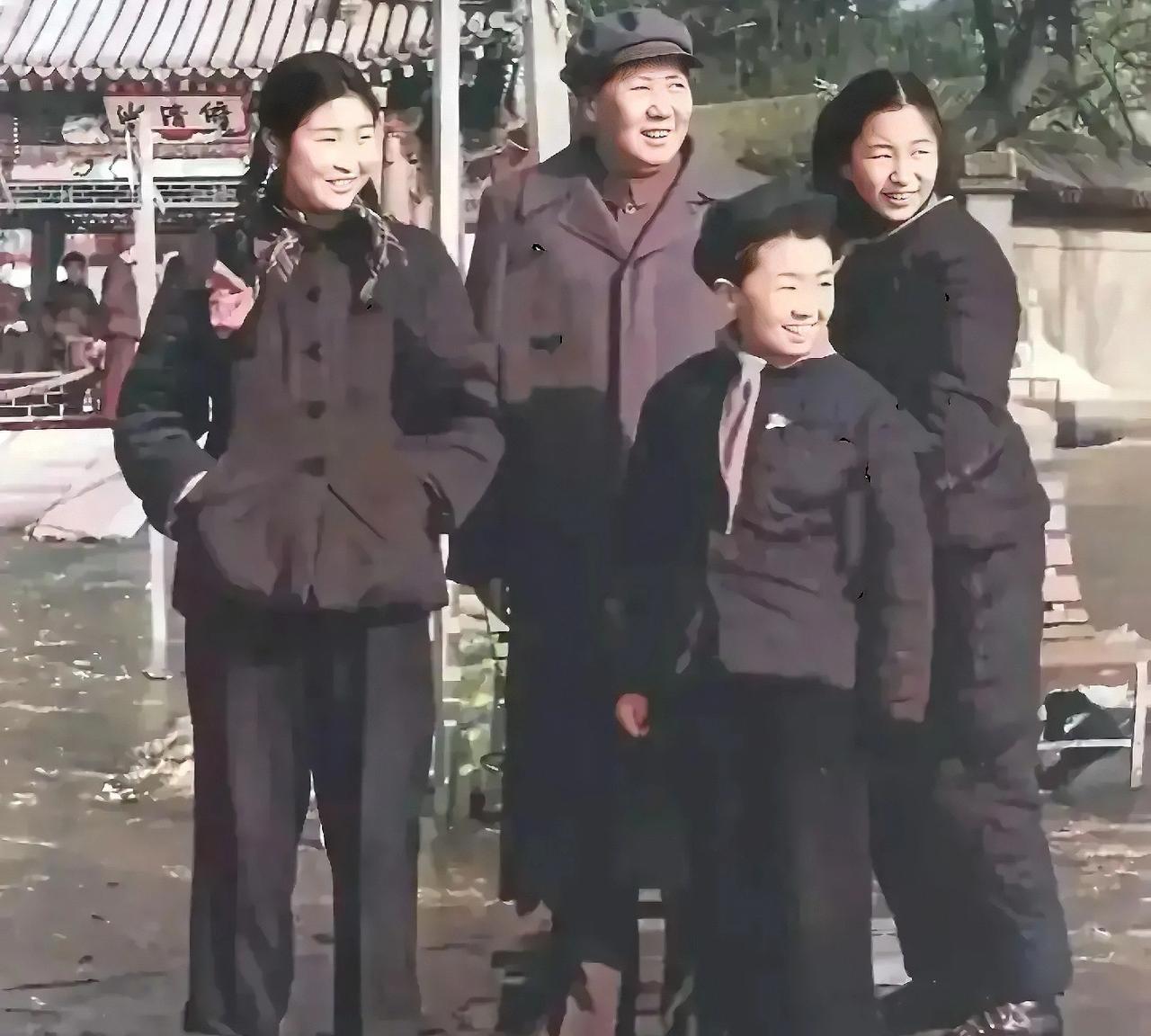 这是1953年的冬天，日理万机的毛主席，抽出空来，陪着女儿李敏、李讷和侄子毛远新