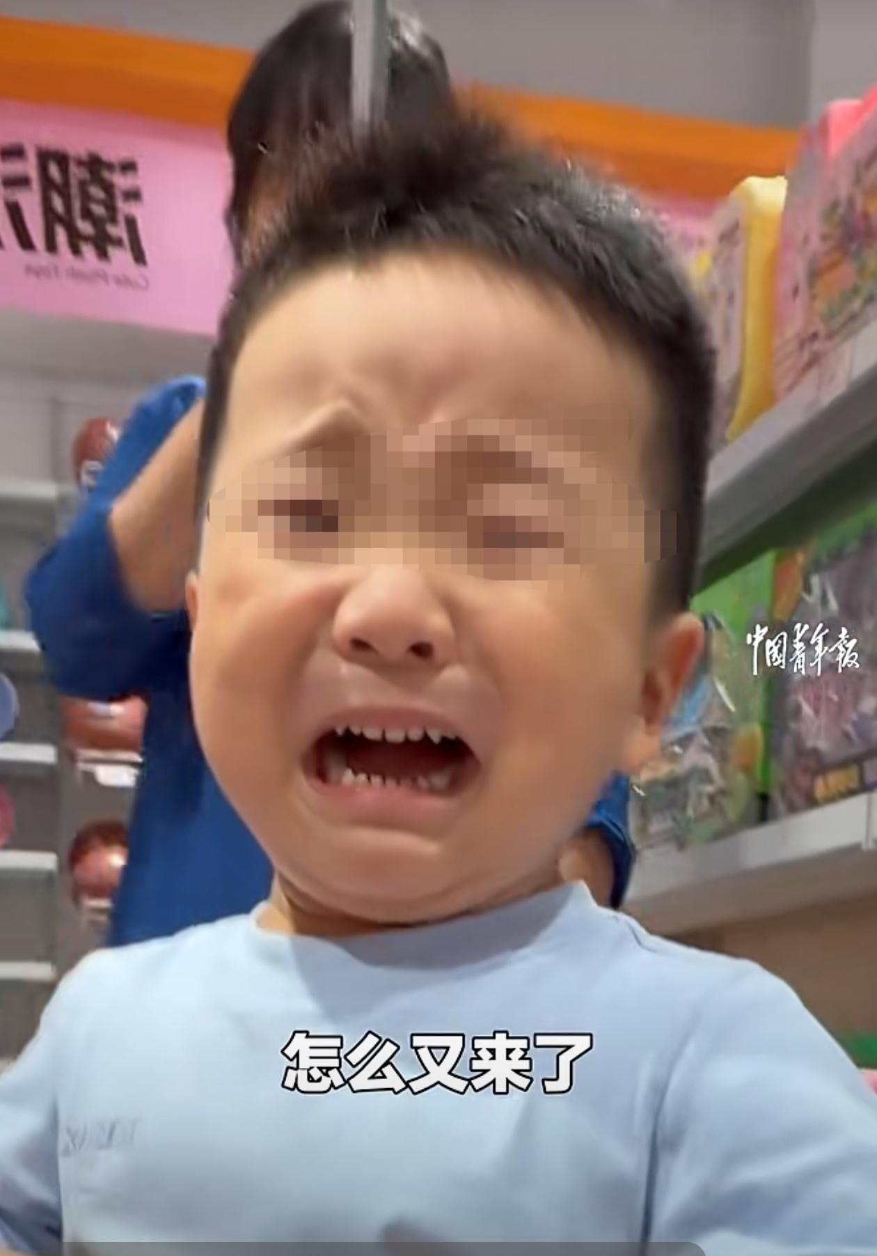 小朋友和妈妈一块逛商场，突然看到幼儿园老师崩溃大哭：你怎么又来啦？个人感觉，小