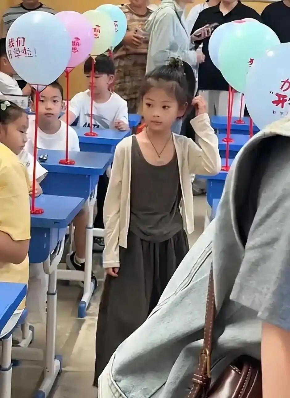 “小女孩阳光自信就够了，穿成这样到底想干嘛！”小学“过度打扮”照片引热议​​​