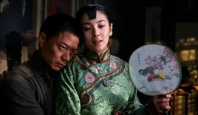 导演王全安，当着全剧组的面，掀开张雨绮的衣服，一把拉下她肚兜的红带子，然后扭头，